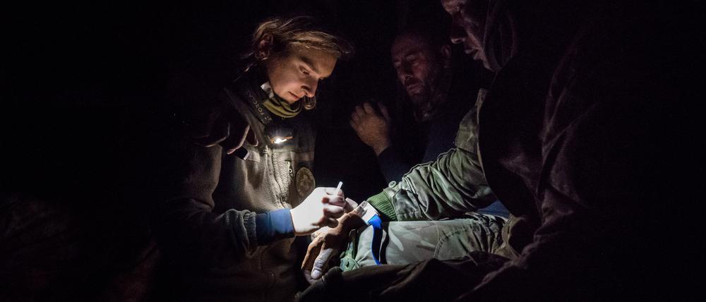 Dieses Bild einer Sanitäterin, die einen verwundeten ukrainischen Soldaten behandelt, stammt aus dem Jahr 2022.