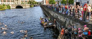 Rund 300 Menschen haben bei einer Schwimmdemo auf der Museumsinsel mitgemacht.