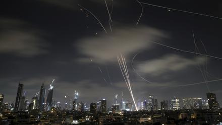 Das israelische Luftabwehrsystem Iron Dome feuert, um Raketen während eines iranischen Angriffs über Tel Aviv abzufangen (Symbolbild).