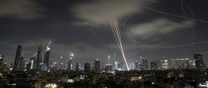 Das israelische Luftabwehrsystem Iron Dome feuert, um Raketen während eines iranischen Angriffs über Tel Aviv abzufangen (Symbolbild).