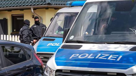 Polizisten durchsuchten im Mai ein Haus in Altdöbern im Süden Brandenburgs. Der Generalbundesanwalt geht gegen junge Männer vor, die einer mutmaßlichen rechtsextremen Terrorzelle angehören sollen. (Archivbild)