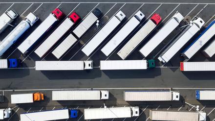 Wer als Lkw-Fahrer oder -Fahrerin einen Parkplatz sucht, ist oft gezwungen, an ungeeigneten Stellen zu halten. (Symbolbild) 