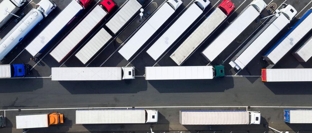 Wer als Lkw-Fahrer oder -Fahrerin einen Parkplatz sucht, ist oft gezwungen, an ungeeigneten Stellen zu halten. (Symbolbild) 