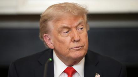 US-Präsident Donald Trump sitzt bei einem Treffen mit der Fraternal Order of Police im State Dinning Room des Weißen Hauses (Symbolbild).