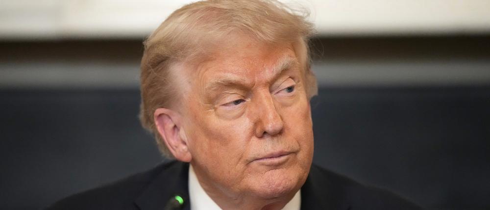 US-Präsident Donald Trump sitzt bei einem Treffen mit der Fraternal Order of Police im State Dinning Room des Weißen Hauses (Symbolbild).