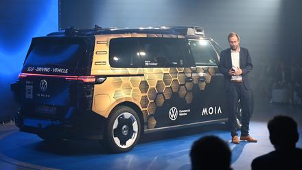 Anjes Tjarks (Bündnis 90/Die Grünen), Hamburgs Senator für Verkehr und Mobilitätswende, spricht bei der Vorstellung des autonomen „Volkswagen ID.Buzz AD“ in der Hamburger Hafencity. 