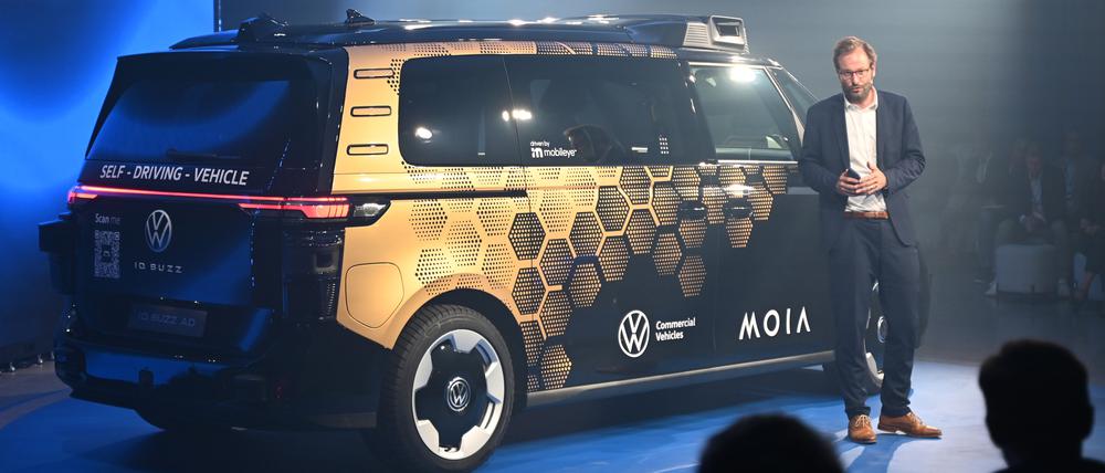 Anjes Tjarks (Bündnis 90/Die Grünen), Hamburgs Senator für Verkehr und Mobilitätswende, spricht bei der Vorstellung des autonomen „Volkswagen ID.Buzz AD“ in der Hamburger Hafencity.