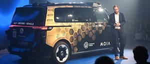 Anjes Tjarks (Bündnis 90/Die Grünen), Hamburgs Senator für Verkehr und Mobilitätswende, spricht bei der Vorstellung des autonomen „Volkswagen ID.Buzz AD“ in der Hamburger Hafencity. 