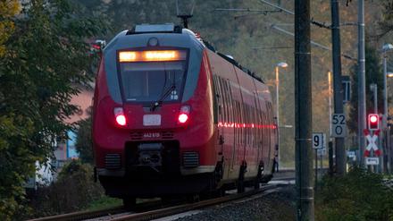 Zwischenzeitlich ersetzen Busse die ausgefallenen Züge auf der Strecke zwischen Berlin und Cottbus. (Symbolbild)