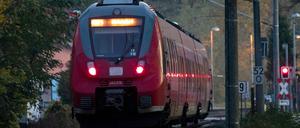 Zwischenzeitlich ersetzen Busse die ausgefallenen Züge auf der Strecke zwischen Berlin und Cottbus. (Symbolbild)