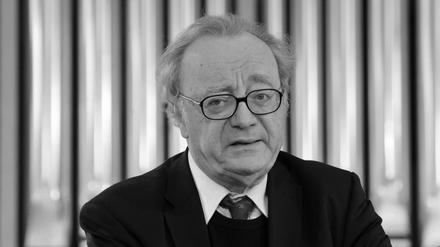 Der damals  österreichische Pianist Alfred Brendel spricht in Weimar, kurz nachdem ihm der erstmalig verliehene Franz-Liszt-Ehrenpreis Weimar-Bayreuth überreicht wurde. 