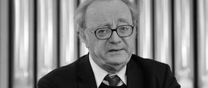 Der damals  österreichische Pianist Alfred Brendel spricht in Weimar, kurz nachdem ihm der erstmalig verliehene Franz-Liszt-Ehrenpreis Weimar-Bayreuth überreicht wurde. 