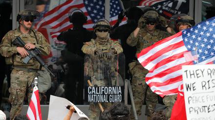 Mitglieder der kalifornischen Nationalgarde vor einem Gebäude der US-Bundesregierung während eines Protestes gegen die Politik von Präsident Donald Trump in Los Angeles.