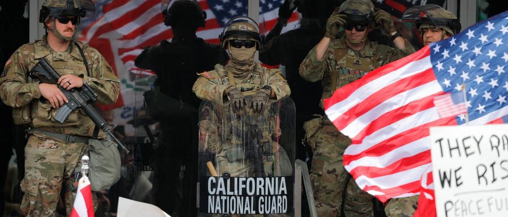 Mitglieder der kalifornischen Nationalgarde vor einem Gebäude der US-Bundesregierung während eines Protestes gegen die Politik von Präsident Donald Trump in Los Angeles.