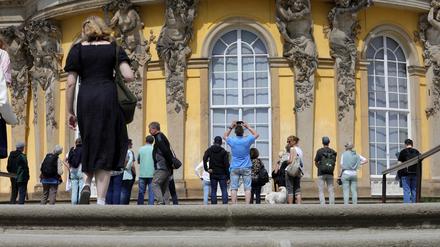 Touristen am Schloss im Park Sanssouci