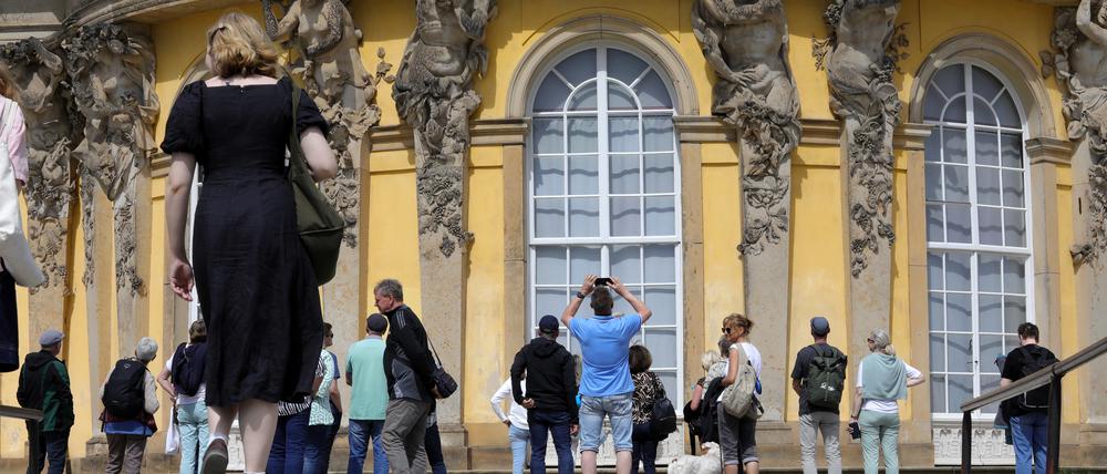 Touristen am Schloss im Park Sanssouci
