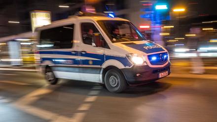 Ein Fahrzeug der Berliner Polizei fährt mit Blaulicht zu einem Einsatz. (Symbolbild)