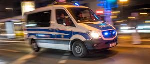 Ein Fahrzeug der Berliner Polizei fährt mit Blaulicht zu einem Einsatz. (Symbolbild)