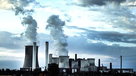 Bei der Verbrennung von Kohle, Erdöl und Gas wird über Jahrtausende im Erdboden gespeicherter Kohlenstoff in Form des Treibhausgases Kohlendioxid in die Atmosphäre entlassen.