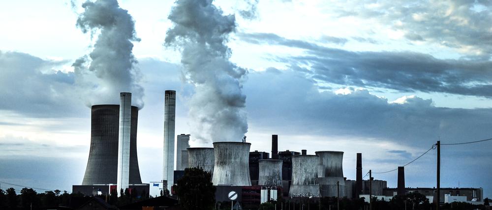 Bei der Verbrennung von Kohle, Erdöl und Gas wird über Jahrtausende im Erdboden gespeicherter Kohlenstoff in Form des Treibhausgases Kohlendioxid in die Atmosphäre entlassen.