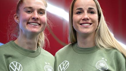 Kapitänin Giulia Gwinn (r.) und ihre Stellvertreterin Janina Minge 