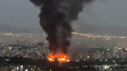 Während des israelisch-iranischen Luftkriegs steigt in Teheran Rauch auf (Symbolbild).