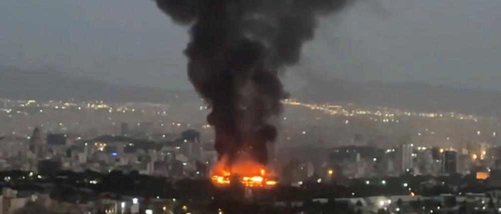 Während des israelisch-iranischen Luftkriegs steigt in Teheran Rauch auf (Symbolbild).
