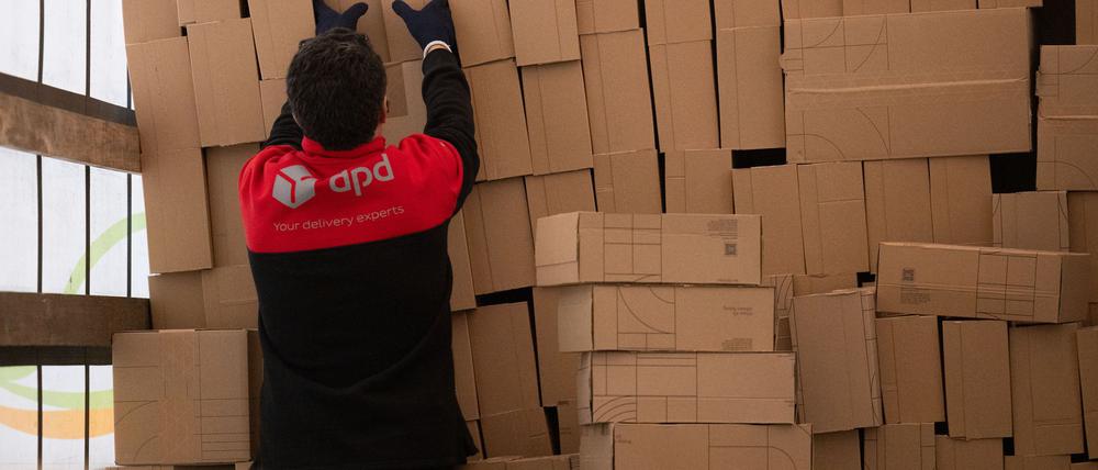 Ein Berg an Paketen, hier in einem Paketzentrum von DPD - an Logistikstandorten anderer Dienstleister sind es ähnlich große Massen.