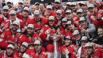 Nico Sturm durfte mit den Florida Panthers den Titel bejubeln.