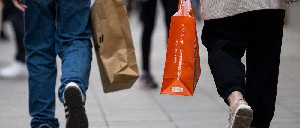 Viele Menschen in Deutschland sparen wegen der gestiegenen Preise bei Mode.