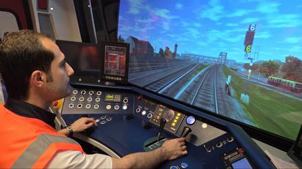 Mohammad Omidi im Fahrsimulator der S-Bahn im Werk Berlin-Schöneweide.