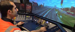 Mohammad Omidi im Fahrsimulator der S-Bahn im Werk Berlin-Schöneweide.