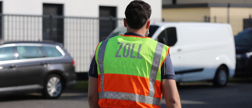 Ein Zöllner bei der Überprüfung einer Baustelle - immer wieder macht der Zoll Schwarzarbeiter ausfindig.