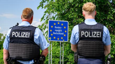 Gefährliche Mission? Beamte der Bundespolizei überwachen die Einreise am deutsch-polnischen Grenzübergang von Küstrin-Kietz in Brandenburg.