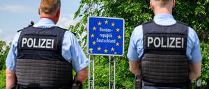 Beamte der Bundespolizei überwachen die Einreise am deutsch-polnischen Grenzübergang von Küstrin-Kietz. 