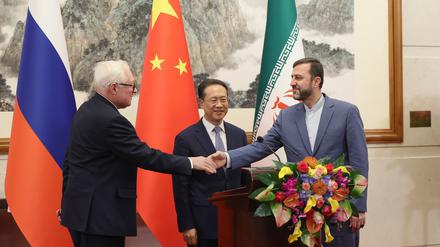Russlands Vizeaußenminister Rjabkow gibt bei einem Treffen dem iranischen Vizeaußenminister Kazem Gharibabadi die Hand. (im Hintergrund Chinas Vizeaußenminister Ma Zhaoxu - Archivbild)