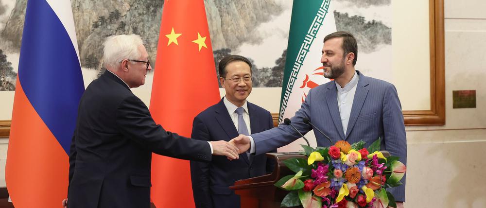 Russlands Vizeaußenminister Rjabkow gibt bei einem Treffen dem iranischen Vizeaußenminister Kazem Gharibabadi die Hand. (im Hintergrund Chinas Vizeaußenminister Ma Zhaoxu - Archivbild)