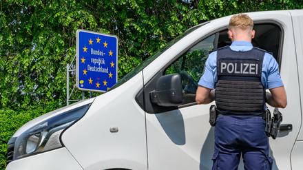 Ein Beamter der Bundespolizei hat den Fahrer eines Kleintransporters bei der Einreise am deutsch-polnischen Grenzübergang von Küstrin-Kietz gestoppt. 