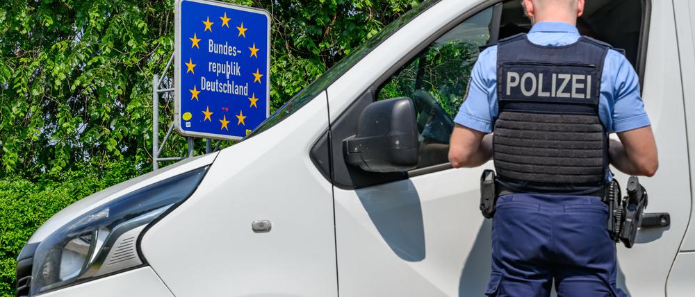 Ein Beamter der Bundespolizei hat den Fahrer eines Kleintransporters bei der Einreise am deutsch-polnischen Grenzübergang von Küstrin-Kietz gestoppt. 