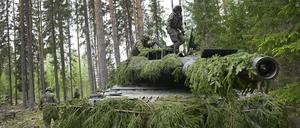 Finnland, Kouvola: Soldaten der finnischen Karelien Brigade üben mit Unterstützung von Kräften der Panzerbrigade, der Heeresakademie, der Pori-Brigade, des Logistikkommandos der finnischen Streitkräfte und des finnischen Grenzschutzes.