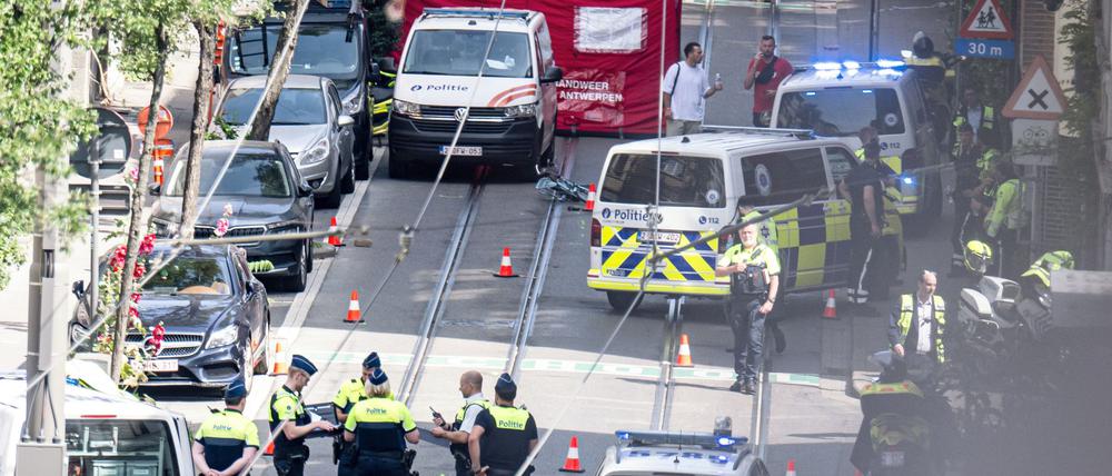 An einem Zebrastreifen wurde das Kind von einem Einsatzwagen der Polizei erfasst.