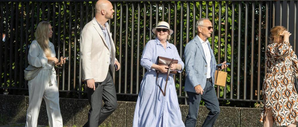 Gernot Mörig (rechts), Gastgeber des Potsdam-Treffens, und die AfD-Europaabgeordnete Irmhild Boßdorf auf dem Weg zu einem rechten Sommerfest.
