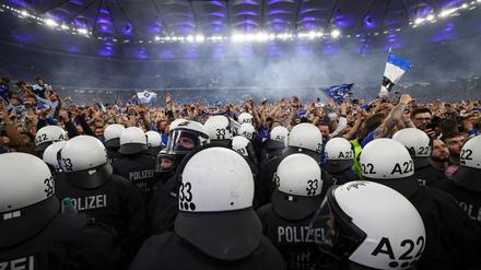 Stoßen immer wieder beim Fußball aufeinander: Polizei und Fußballfans