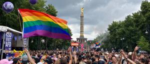 Menschen feiern beim alljährlichen Berlin Pride Umzug zum Christopher Street Day (CSD) 2024.