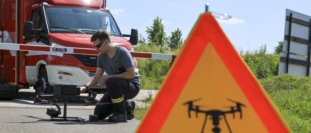 Braunsbedra: Ein Mitglied der Freiwilligen Feuerwehr Mücheln bereitet eine Drohne für die Suche nach der Großkatze vor.