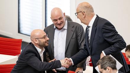Dietmar Woidke (SPD, r), Ministerpräsident von Brandenburg, und Robert Crumbach (M, BSW), Brandenburgs Minister der Finanzen und für Europa, und Rene Wilke (parteilos, l), Brandenburgs Minister des Innern und für Kommunales, kommen zur Feierstunde anlässlich des nationalen Veteranentages vor der Sitzung des Landtag Brandenburg. 