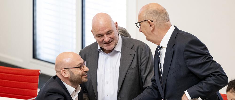 Dietmar Woidke (SPD, r), Ministerpräsident von Brandenburg, und Robert Crumbach (M, BSW), Brandenburgs Minister der Finanzen und für Europa, und Rene Wilke (parteilos, l), Brandenburgs Minister des Innern und für Kommunales, kommen zur Feierstunde anlässlich des nationalen Veteranentages vor der Sitzung des Landtag Brandenburg. 
