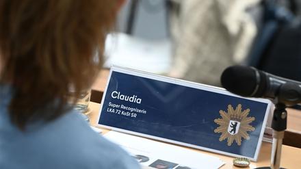 Die „Super Recognizerin“ Claudia spricht auf der Pressekonferenz der Polizei Berlin.