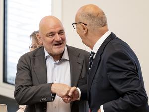 Dietmar Woidke (SPD, r.), Ministerpräsident von Brandenburg, und Robert Crumbach (l., BSW), Brandenburgs Minister der Finanzen und für Europa.