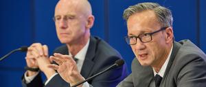 Jörg Fröhlich (l), Generalstaatsanwalt, und Falk Schnabel, Polizeipräsident, geben im Polizeipräsidium eine Pressekonferenz von Polizei und Generalstaatsanwaltschaft.